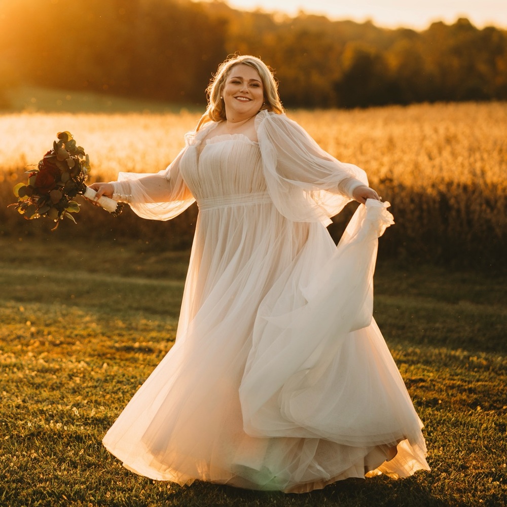 Studio Levana Tamia Wedding Dress Size 26